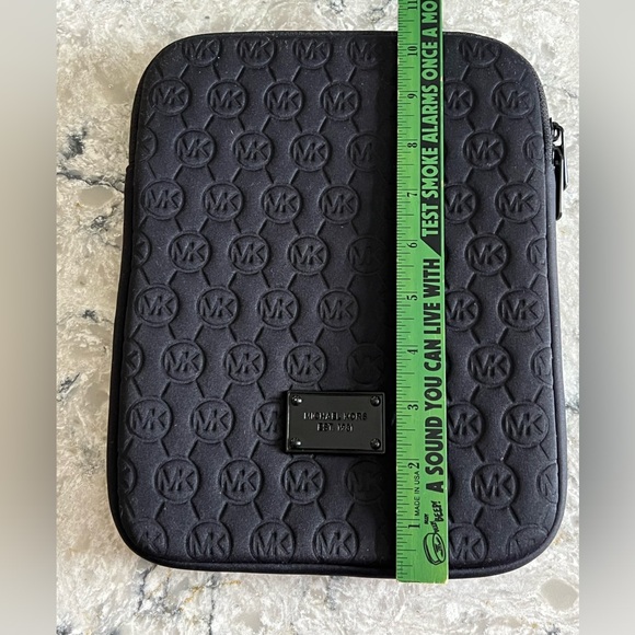 Michael Kors iPad case. - Picture 6 of 7